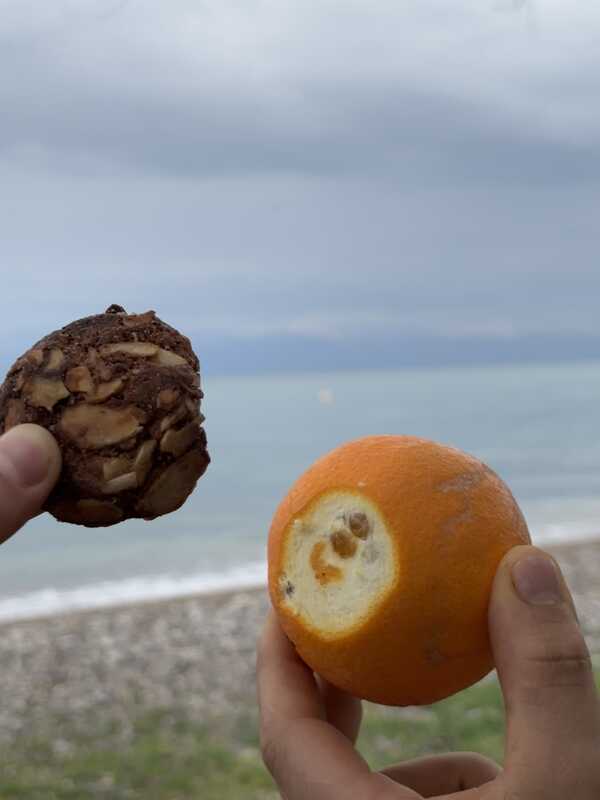 Plätzchen und Orange am Meer