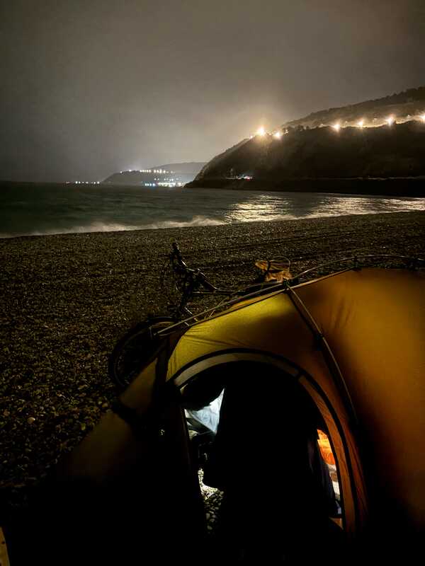 Zelt im Dunkeln am Meer