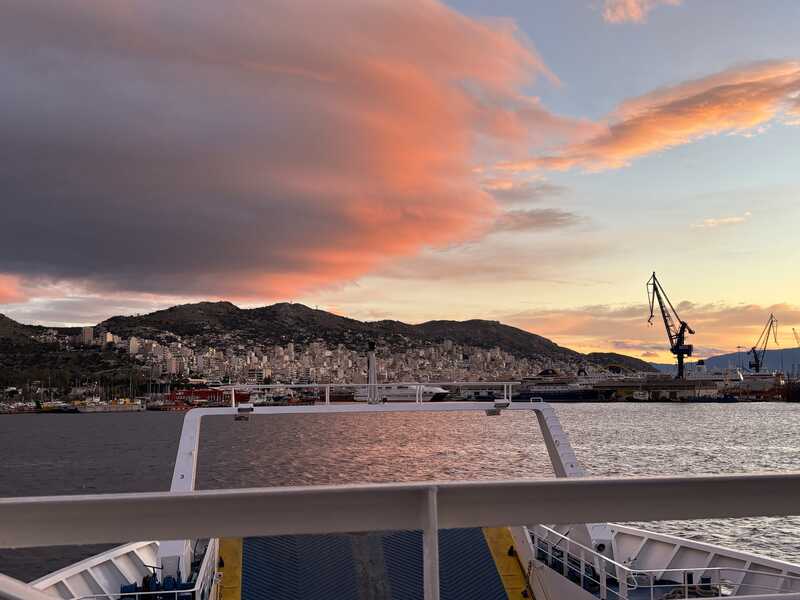 Blick von der Fähre auf Athen