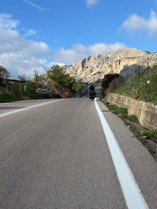 Fahrradfahrer mit bepacktem Rad