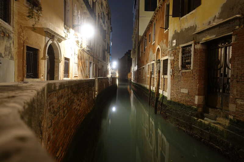 Kanal mit Spiegelung der Häuser im Wasser